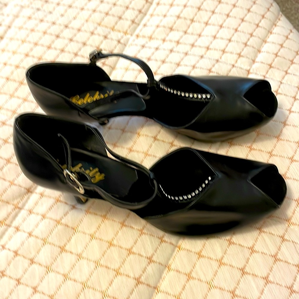 Shoes size 9m, never worn anywhere